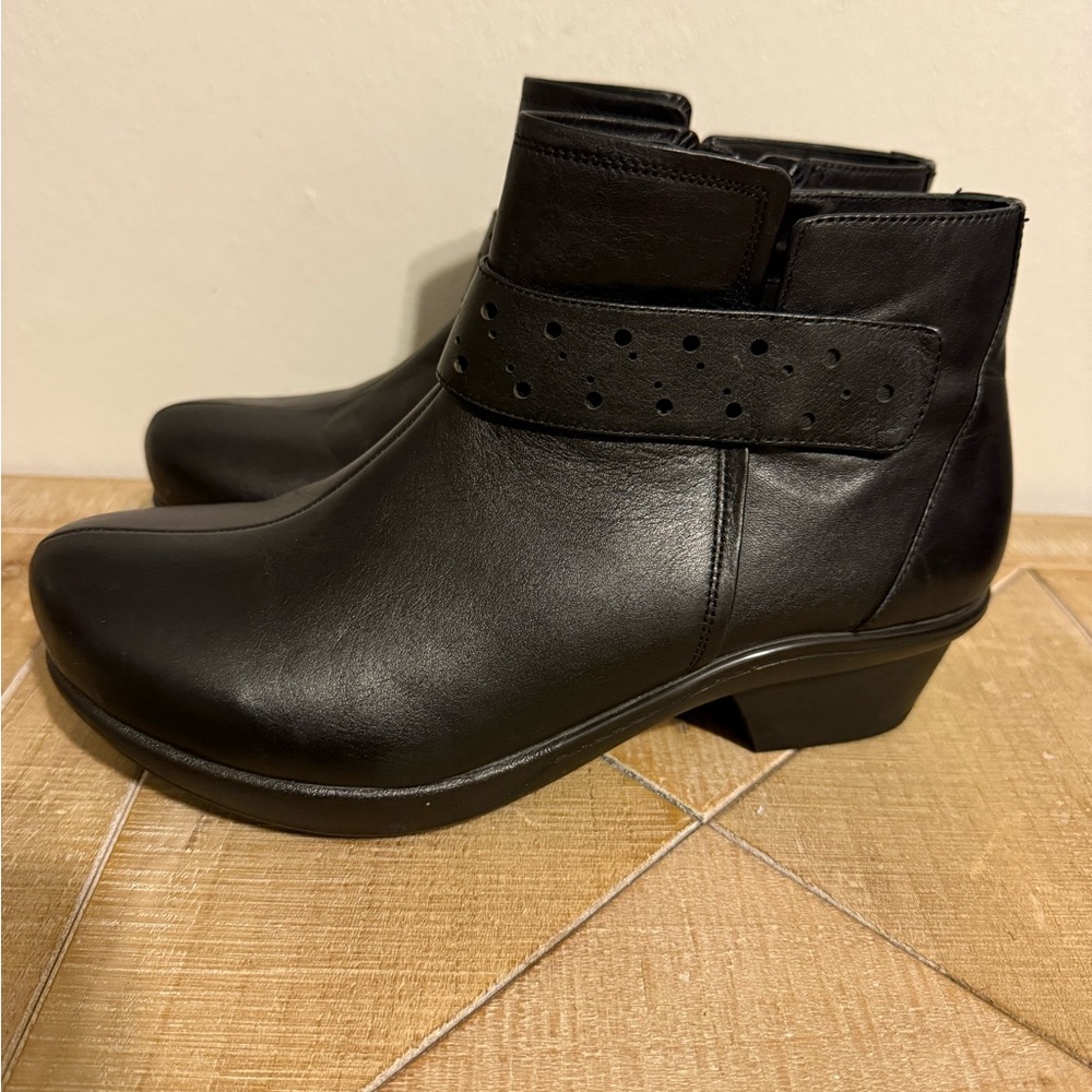 Abeo Black Leather Ankle Booties